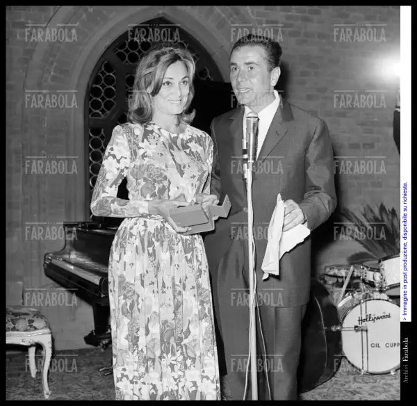 Lydia Alfonsi ed Enzo Tortora, Premio Agro - dolce, Carimate, 1966 - Farabola Immagine digitale