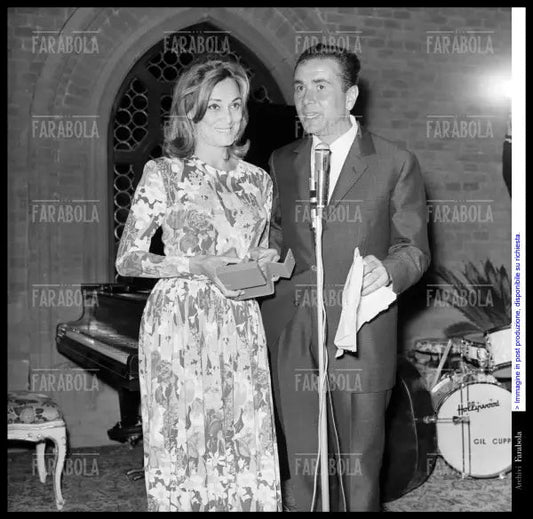 Lydia Alfonsi ed Enzo Tortora, Premio Agro - dolce, Carimate, 1966 - Farabola Immagine digitale