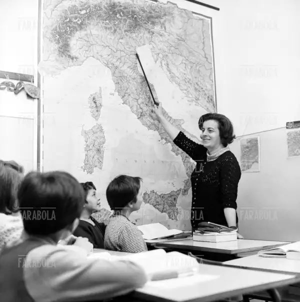 Maestra spiega la geografia, Binasco, 1967 - Farabola Immagine digitale