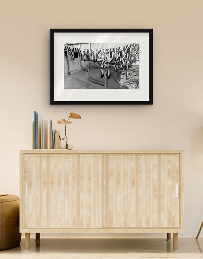 Tirage d'art de « Maillots de la Juventus en train de sécher, 1951 » avec cadre noir et passe-partout, accroché dans un salon au-dessus d'un buffet