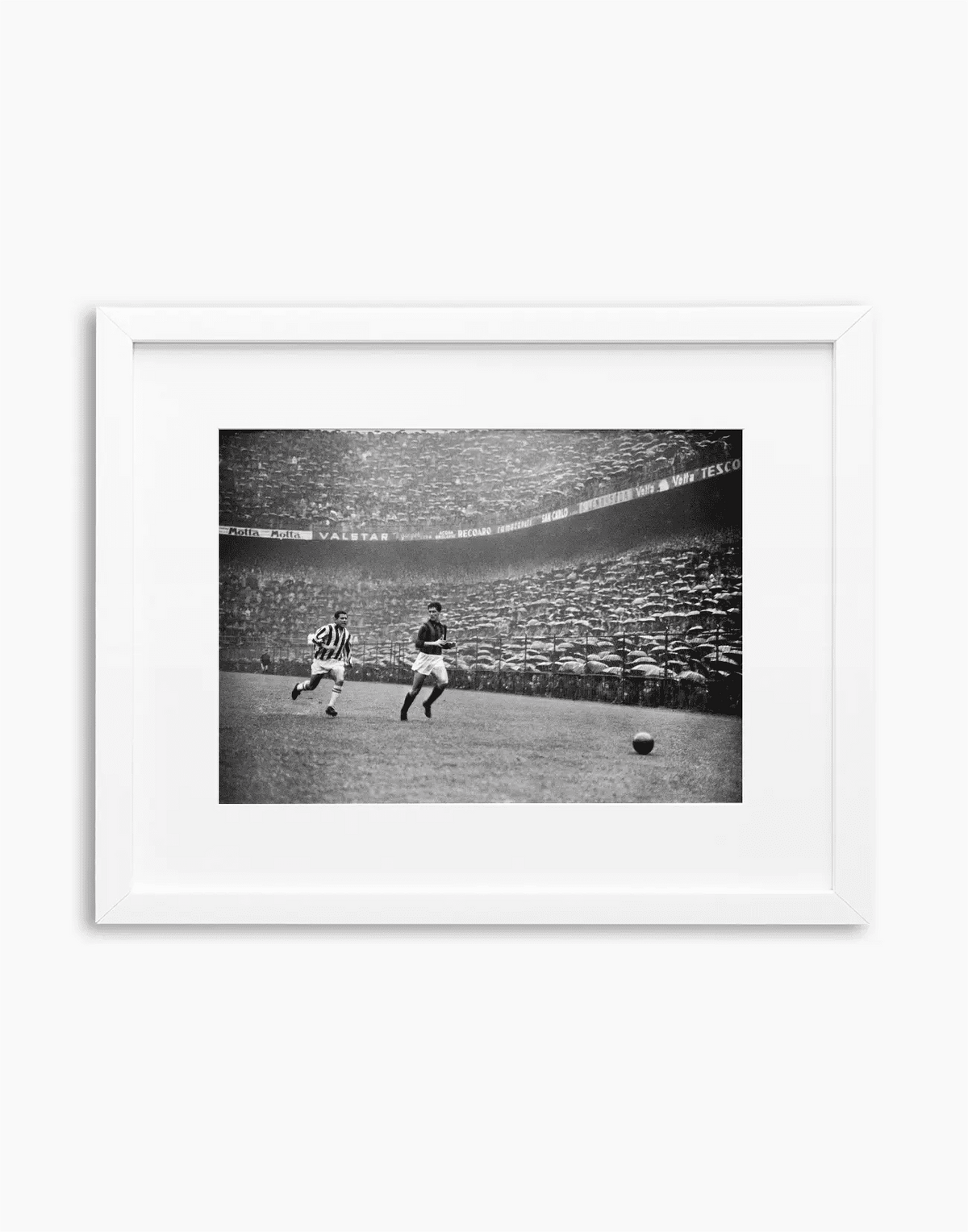 Maldini e Stivanello, Milan-Juventus 1957 — stampa fine art con cornice bianca