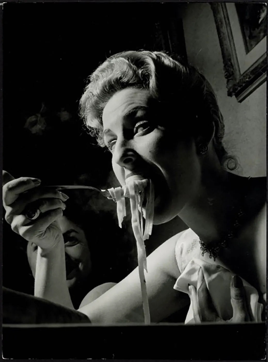 Mangiatrice di spaghetti anni 60 Ft 37468 - Stampa 24x18 cm - Farabola Stampa ai sali d'argento