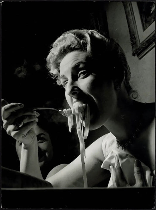 Mangiatrice di spaghetti anni 60 Ft 37468 - Stampa 24x18 cm - Farabola Stampa ai sali d'argento