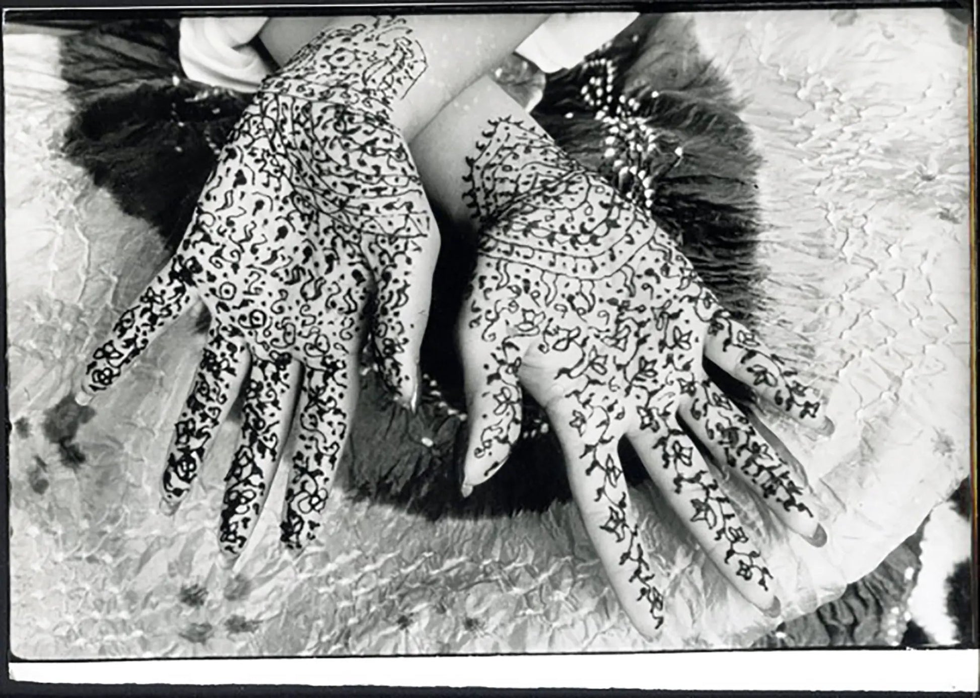 Mani di una donna indiana sposata 1992 Ft 38123 - Stampa 20x15 cm - Farabola Stampa ai sali d'argento