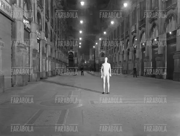 Manichino in Galleria Vittorio Emanuele II, Milano, 1951 - Farabola Immagine digitale