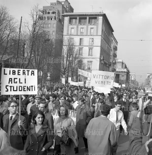 Manifestazione a supporto degli studenti de La Zanzara, Milano, 1966 - Farabola Immagine digitale