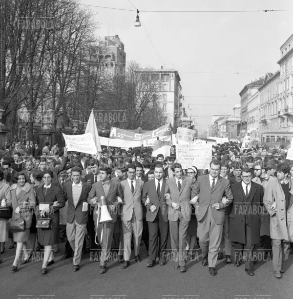 Manifestazione a supporto degli studenti de La Zanzara, Milano, 1966 - Farabola Immagine digitale