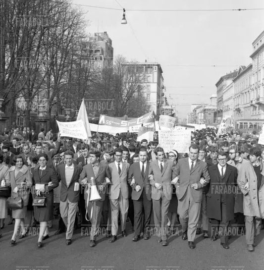 Manifestazione a supporto degli studenti de La Zanzara, Milano, 1966 - Farabola Immagine digitale