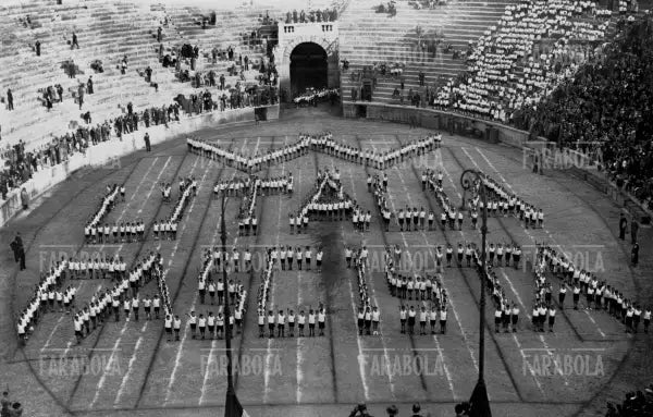 Manifestazione all'Arena di Verona, 1937 - Farabola Immagine digitale