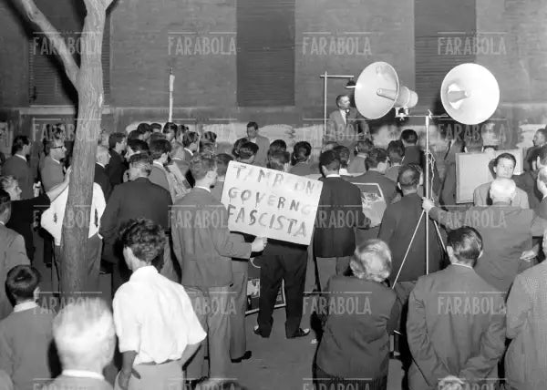 Manifestazione contro il governo Tambroni, Milano, 1960 - Farabola Immagine digitale