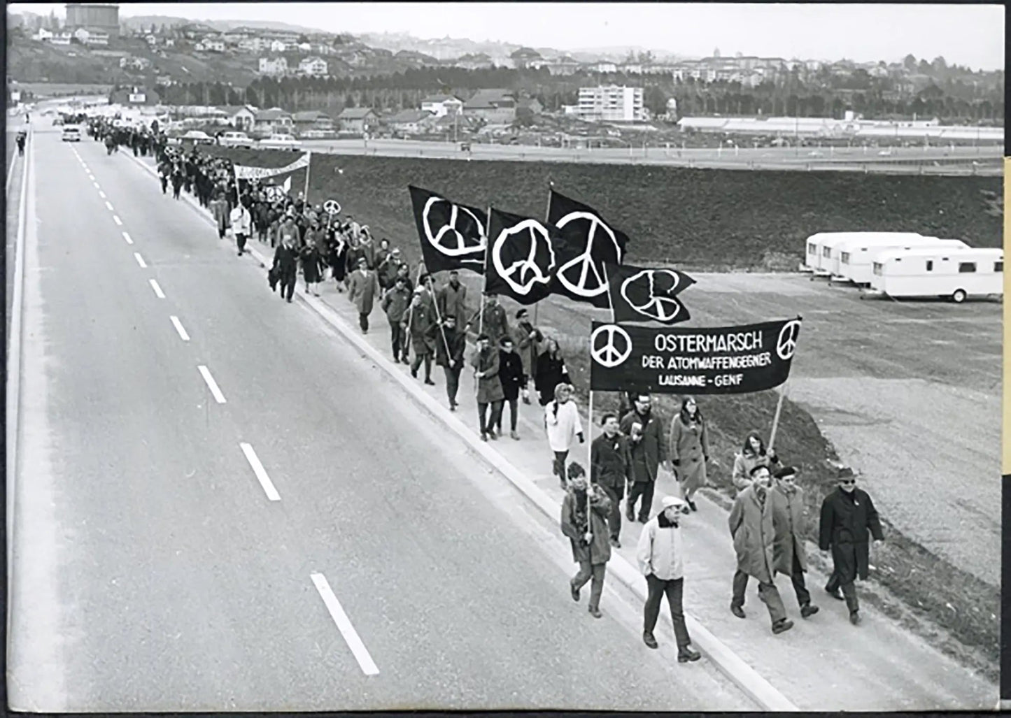 Manifestazione contro la guerra 1964 Ft 5187 - Stampa 18x13 cm - Farabola Stampa ai sali d'argento