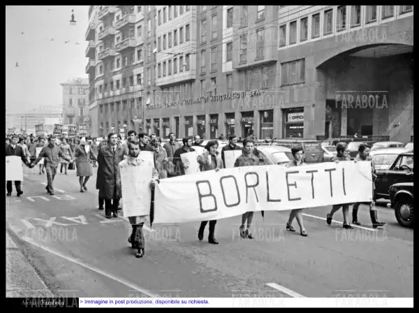 Manifestazione dei dipendenti della Borletti in sciopero, Milano, 1969 - Farabola Immagine digitale