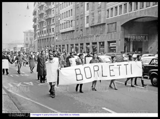 Manifestazione dei dipendenti della Borletti in sciopero, Milano, 1969 - Farabola Immagine digitale