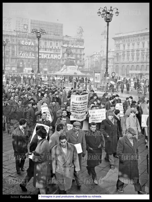 Manifestazione dei metalmeccanici in piazza Duomo, Milano, 1971 - Farabola Immagine digitale