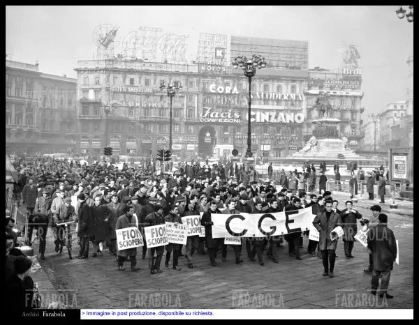 Manifestazione dei metalmeccanici in piazza Duomo, Milano, 1971 - Farabola Immagine digitale
