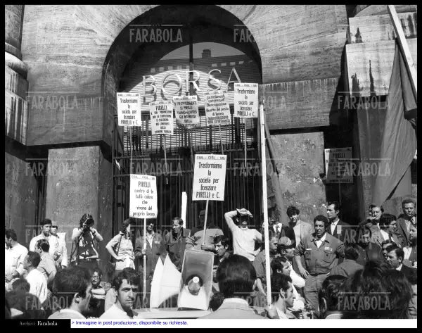 Manifestazione dei metalmeccanini in piazza Affari, Milano, 1971 - Farabola Immagine digitale