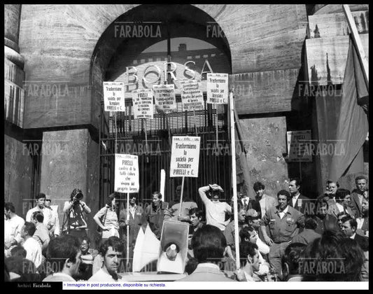 Manifestazione dei metalmeccanini in piazza Affari, Milano, 1971 - Farabola Immagine digitale