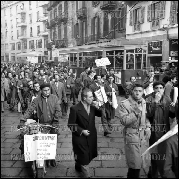 Manifestazione dei mnetalmeccanici, Milano, 1960 - Farabola Immagine digitale
