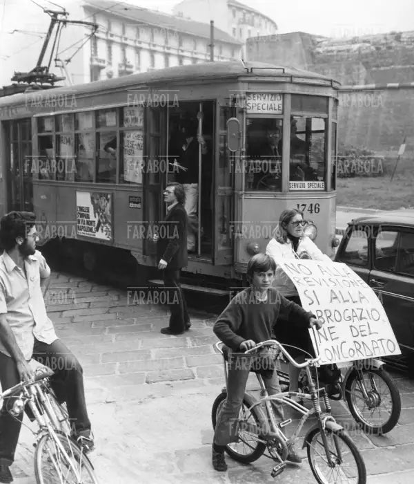 Manifestazione dei radicali sul tram, Milano, 1979 - Farabola Immagine digitale