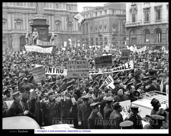 Manifestazione dei tranvieri in sciopero, Milano, anni 60 - Farabola Immagine digitale
