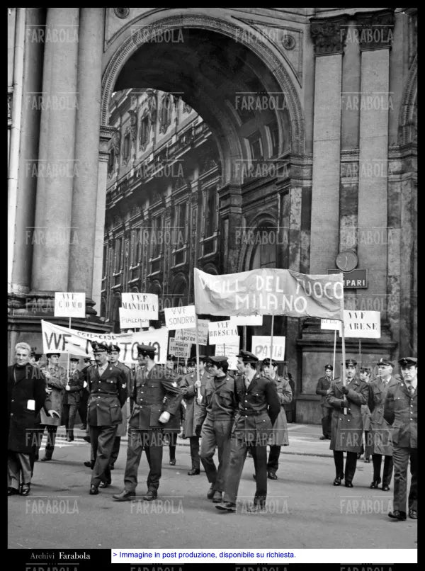 Manifestazione dei Vigili del Fuoco in sciopero, Milano, 1970 - Farabola Immagine digitale