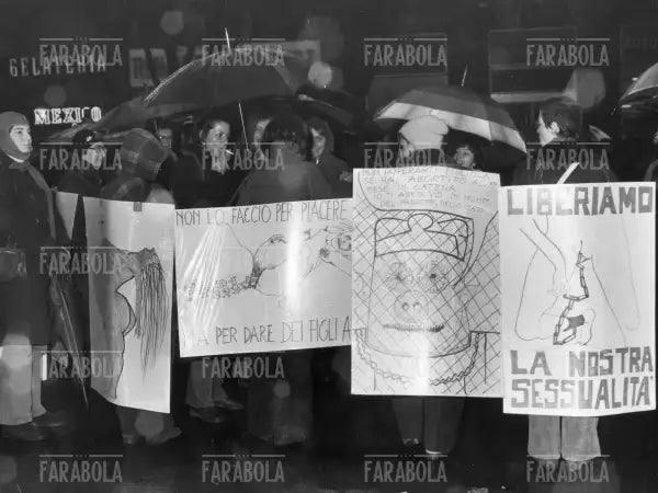 Manifestazione del Partito Radicale per abrogare il reato di aborto, Milano, 1975 - Farabola Immagine digitale