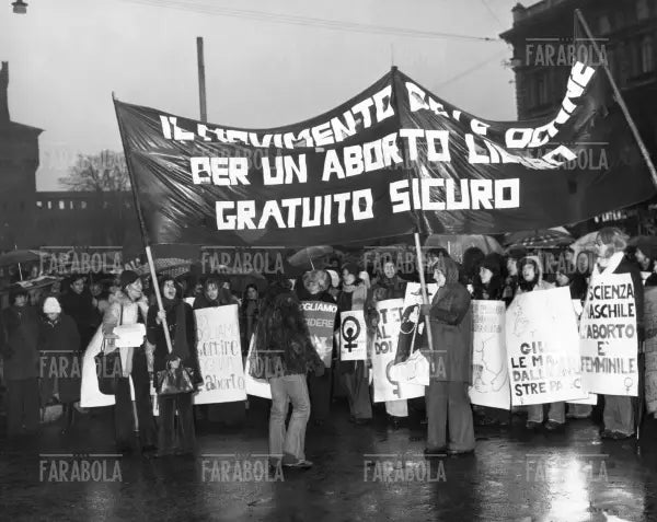Manifestazione del Partito Radicale per abrogare il reato di aborto, Milano, 1975 - Farabola Immagine digitale