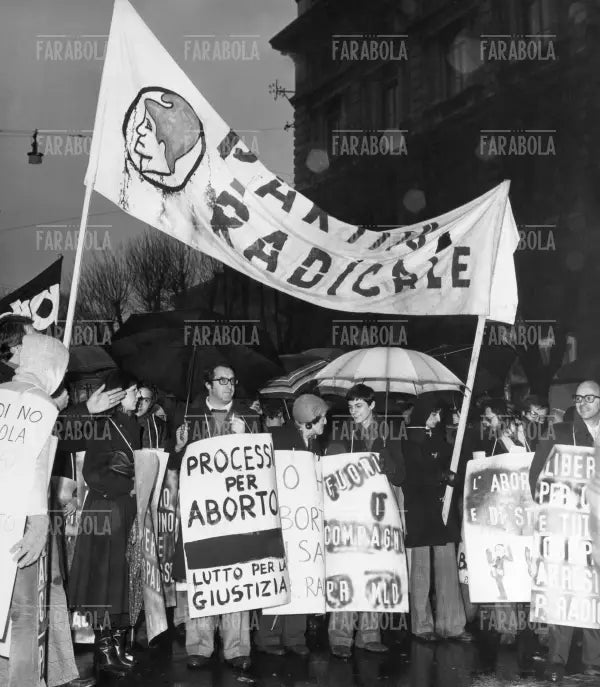 Manifestazione del Partito Radicale per abrogare il reato di aborto, Milano, 1975 - Farabola Immagine digitale