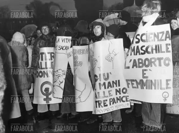 Manifestazione del Partito Radicale per abrogare il reato di aborto, Milano, 1975 - Farabola Immagine digitale