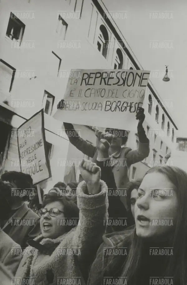 Manifestazione di studenti fuori dal Liceo Tasso, Roma, 1970 - Farabola Immagine digitale