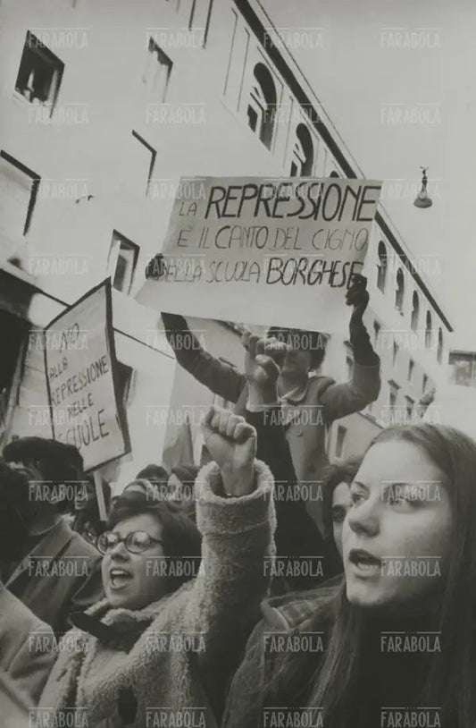 Manifestazione di studenti fuori dal Liceo Tasso, Roma, 1970 - Farabola Immagine digitale