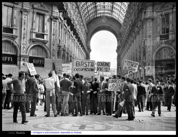 Manifestazione di studenti, Milano, 1968 - Farabola Immagine digitale