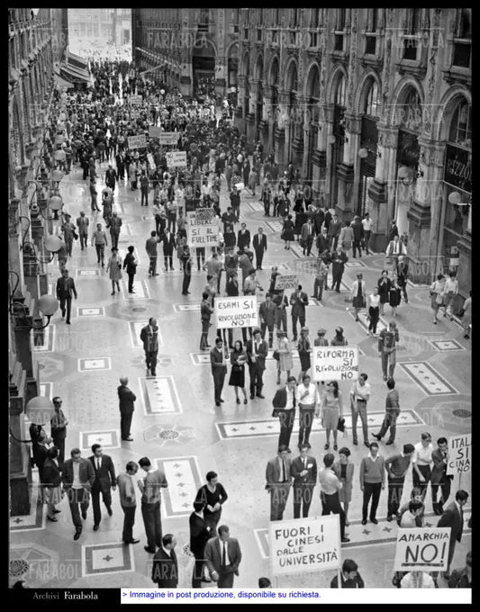 Manifestazione di studenti, Milano, 1968 - Farabola Immagine digitale