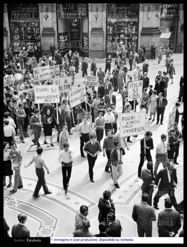 Manifestazione di studenti, Milano, 1968 - Farabola Immagine digitale