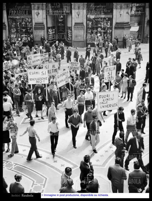 Manifestazione di studenti, Milano, 1968 - Farabola Immagine digitale
