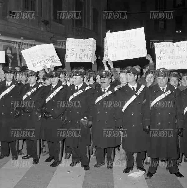 Manifestazione di studenti per l'incontro Benvenuti vs Fullmer, 1968 - Farabola Immagine digitale