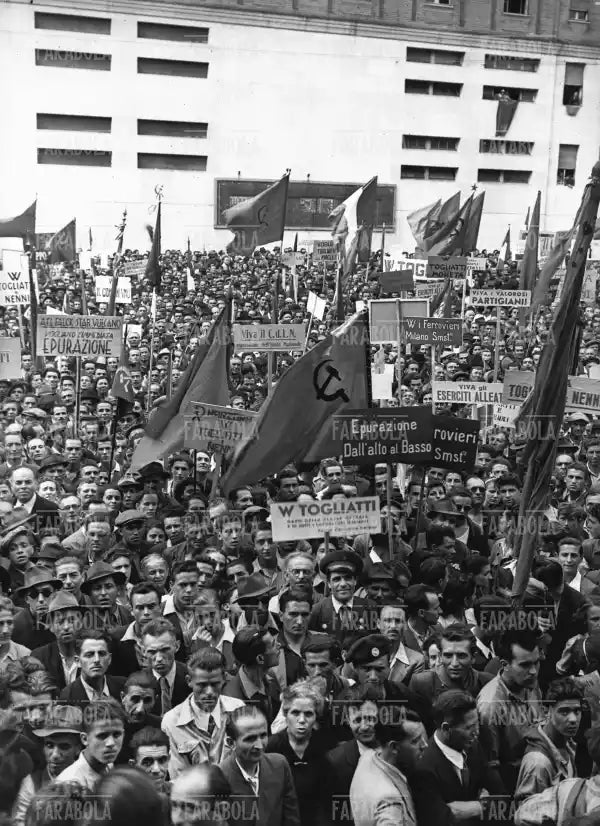 Manifestazione dopo il discorso di Togliatti a Milano, 1945 - Farabola Immagine digitale