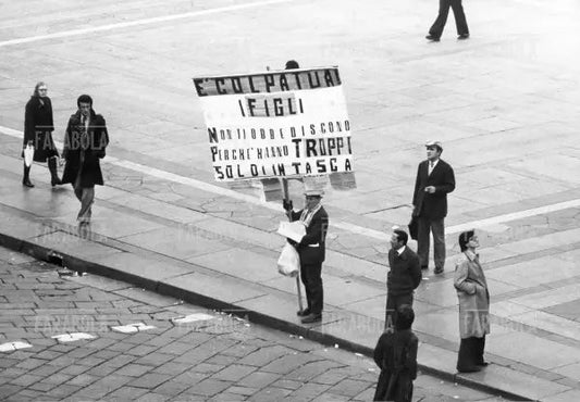 Manifestazione in piazza Duomo, Milano, 1976 - Farabola Immagine digitale