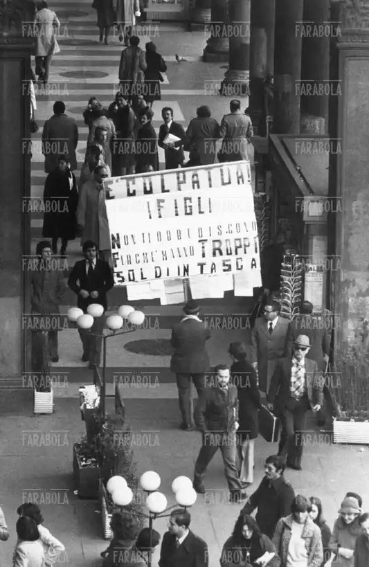 Manifestazione in piazza Duomo, Milano, 1976 - Farabola Immagine digitale
