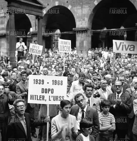 Manifestazione in solidarietà della Cecoslovacchia, Milano, 1968 - Farabola Immagine digitale