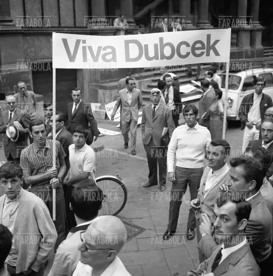 Manifestazione in solidarietà della Cecoslovacchia, Milano, 1968 - Farabola Immagine digitale