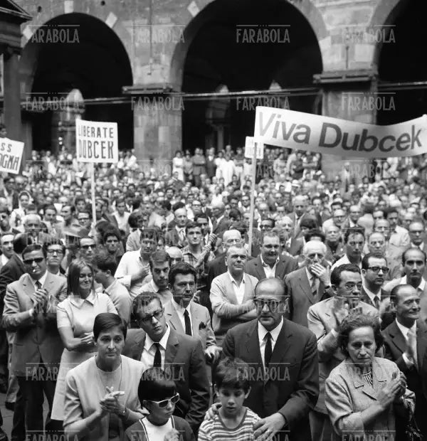 Manifestazione in solidarietà della Cecoslovacchia, Milano, 1968 - Farabola Immagine digitale