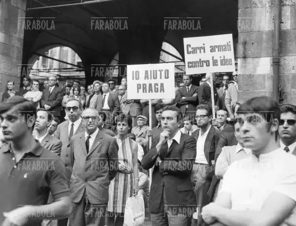 Manifestazione in solidarietà della Cecoslovacchia, Milano, 1968 - Farabola Immagine digitale