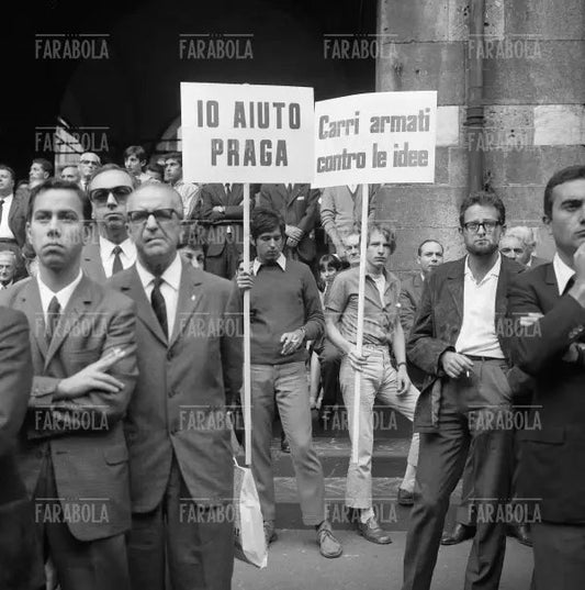 Manifestazione in solidarietà della Cecoslovacchia, Milano, 1968 - Farabola Immagine digitale