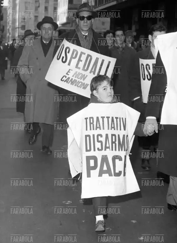 Manifestazione Operai per la Pace, Milano, 1962 - Farabola Immagine digitale