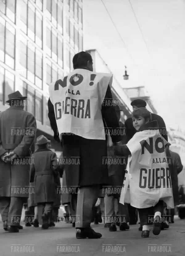 Manifestazione Operai per la Pace, Milano, 1962 - Farabola Immagine digitale