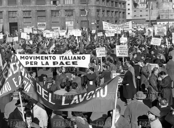 Manifestazione Operai per la Pace, Milano, 1962 - Farabola Immagine digitale