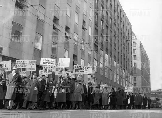 Manifestazione Operai per la Pace, Milano, 1962 - Farabola Immagine digitale