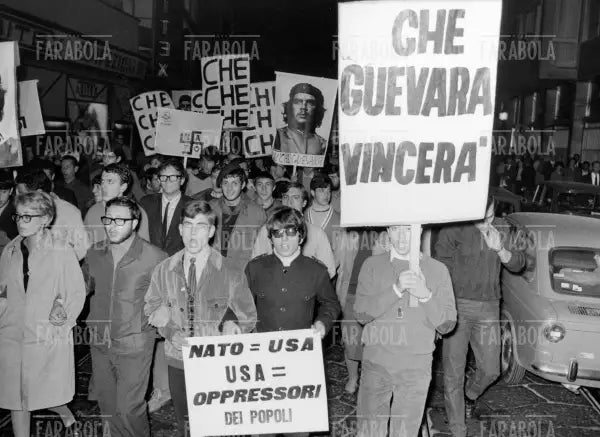 Manifestazione per la morte di Che Guevara, Milano, 1967 - Farabola Immagine digitale