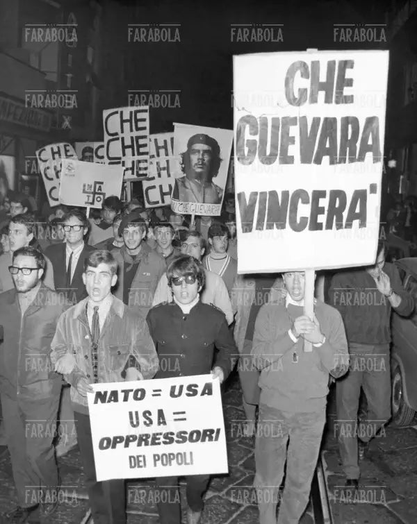Manifestazione per la morte di Che Guevara, Milano, 1967 - Farabola Immagine digitale